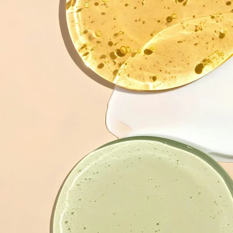 Produtos de skincare organizados em bancada